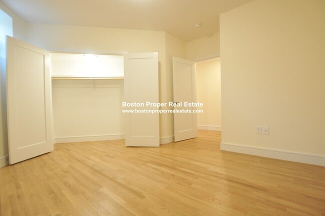 Building Photo - 877 Beacon St