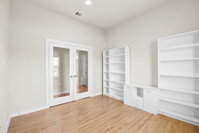 Building Photo - 18811 Cottonwood Bayou Ct