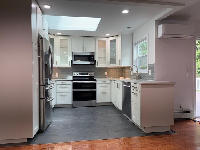 Foto del edificio - 158 Jelliff Mill Rd