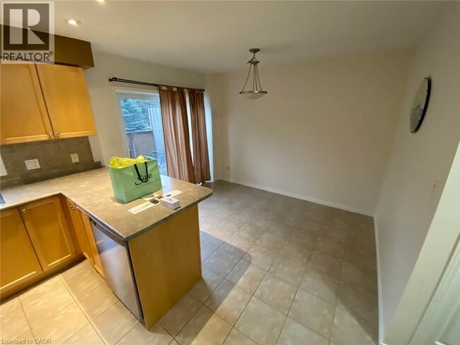 Photo du bâtiment - 352 Dearborn Blvd