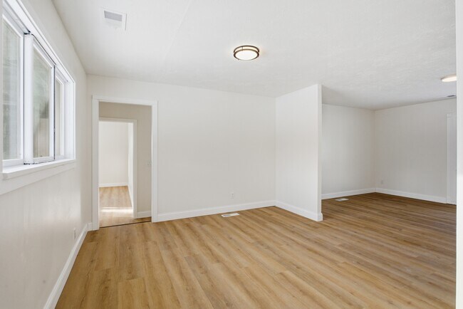 Foto del edificio - 6325 Woodsdale Dr