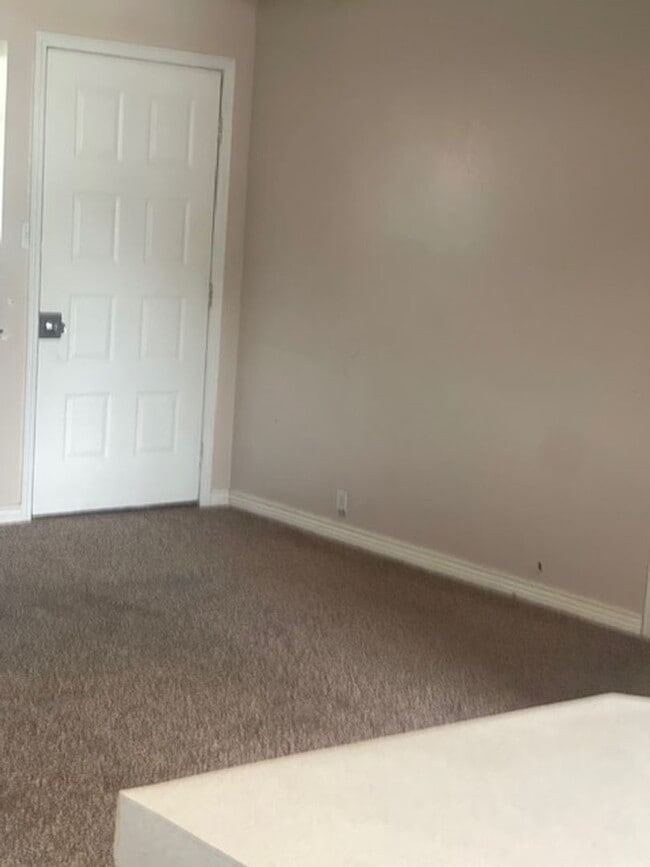 Building Photo - Nice 3 bedroom 2 bathroom apartment.