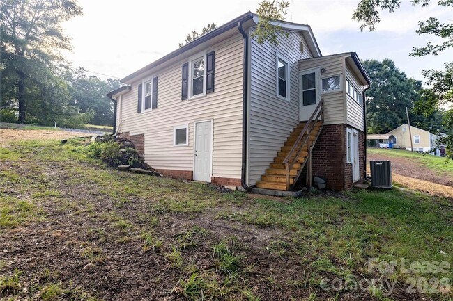 Building Photo - 1488 Hilltop St