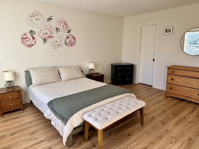 Building Photo - Large Two bedroom, Two Bath Furnished, all Inclusive mid term rental.