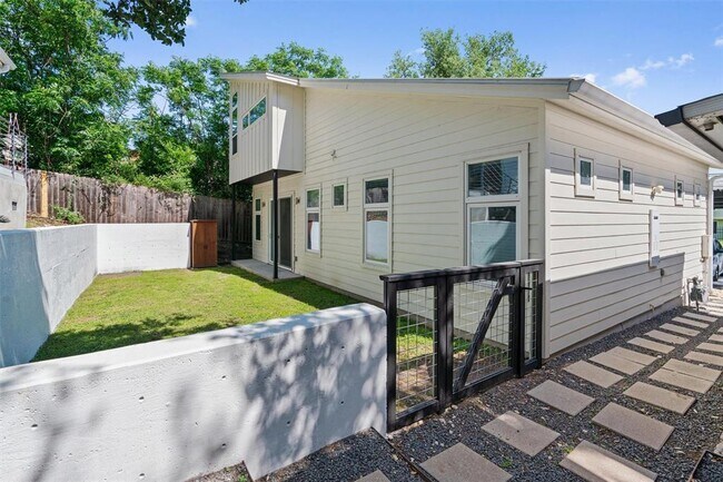 Building Photo - 2816 Oak Springs Dr