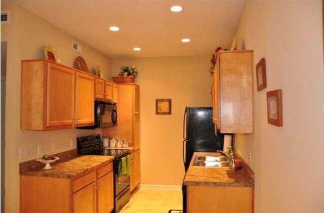 Building Photo - 12500 Townepark Way 201