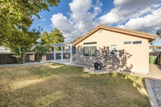 Building Photo - Spacious 3-Bedroom, 2-Bathroom Rental Home...