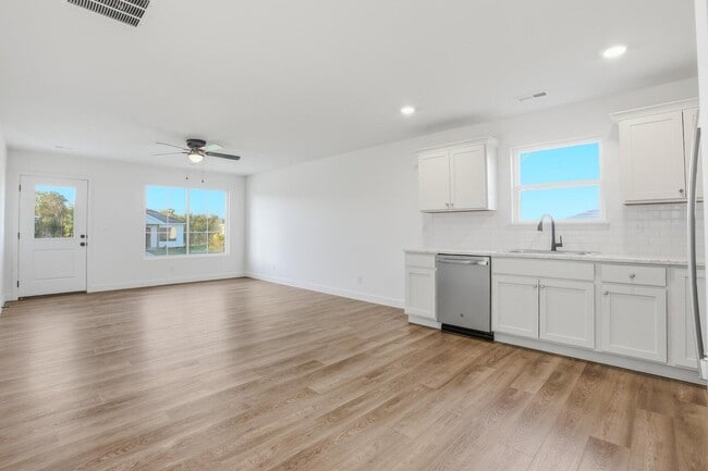 Building Photo - 2624 Frazier Lp