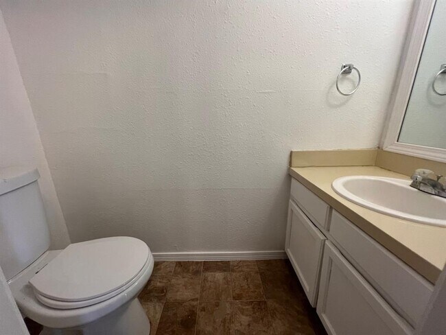 Building Photo - 605 Sinclair Dr