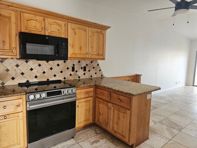 Foto del edificio - Unfurnished Duplex COMING SOON!!
