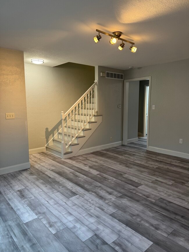 Building Photo - 214 Lindell Dr