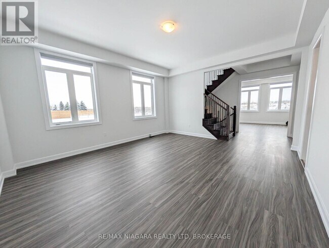 Building Photo - 10 Shoreview Dr