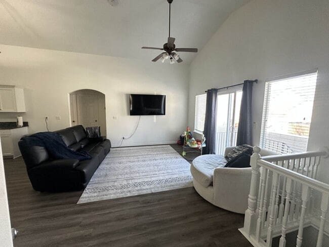 Foto del edificio - Large 4 bedroom end unit with fully fenced yard is a must see!!