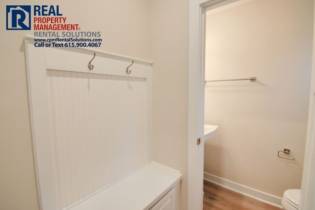 Building Photo - Gorgeous 3 bedroom home with office/den, t...