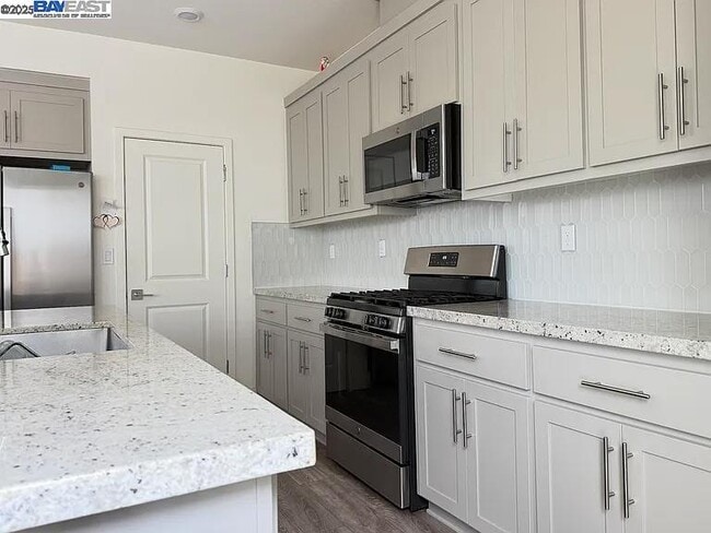 Building Photo - 2151 Daimler St