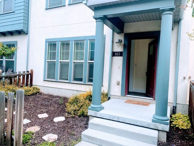 Foto del edificio - 3 Bed x 2 Bath Townhome -2 car garage -  1...