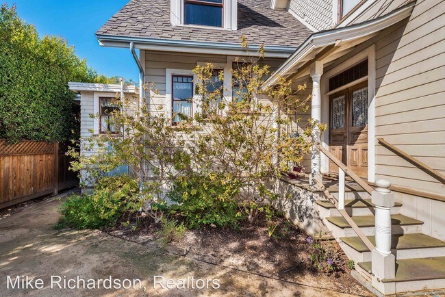 Building Photo - 1809 Chapala St