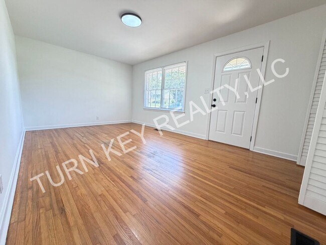 Building Photo - 1708 Rogina St