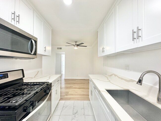 Foto del edificio - 6337 Whitsett Ave