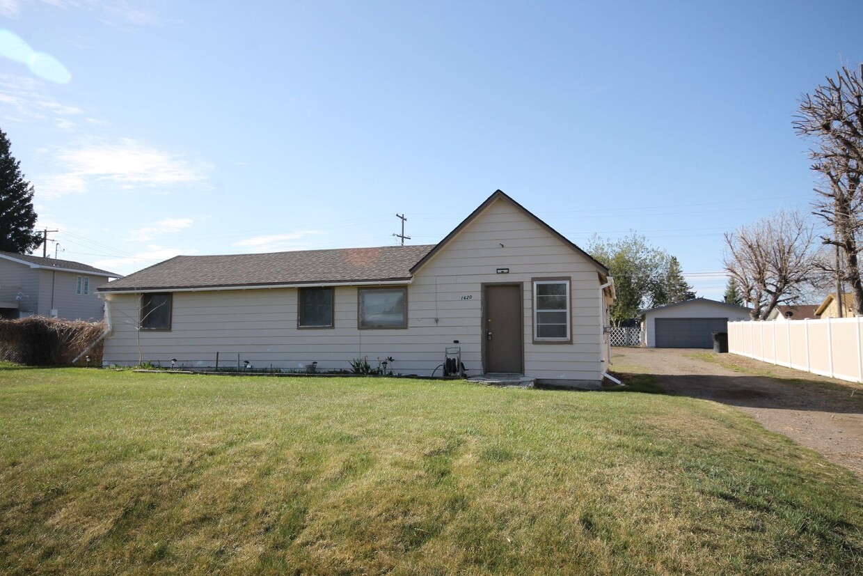 Primary Photo - Sunnyside single family home with oversize...