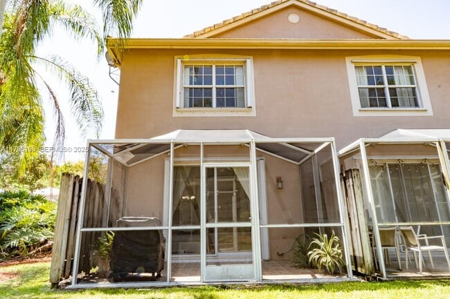 Foto del edificio - 1999 Madeira Dr