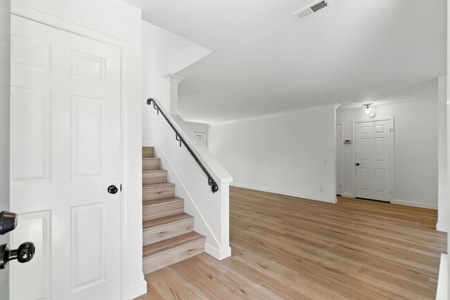 Building Photo - 560 Centre Ct