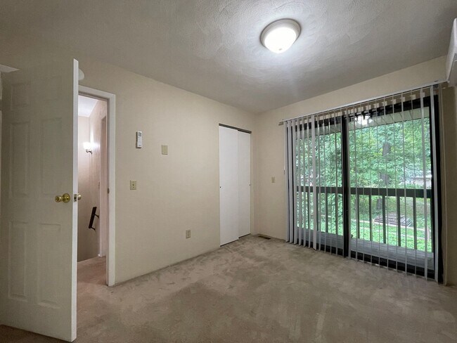 Building Photo - Two Bedroom Townhouse in Portage