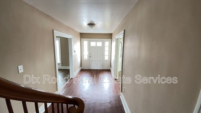 Building Photo - 15 Vassar Dr