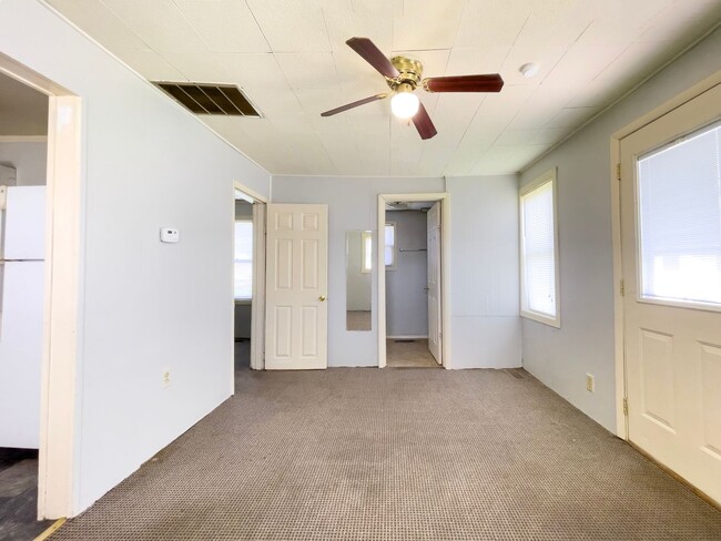 Building Photo - PRELEASING for AUGUST! Close to Campus