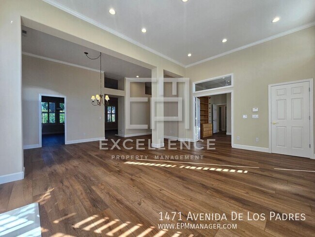 Foto del edificio - 1471 Avenida De Los Padres
