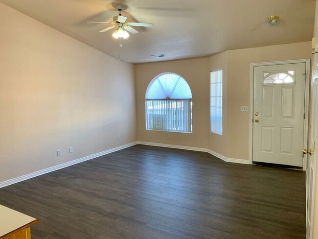 Foto del edificio - Affordable 2-BR Condo is Centrally Located