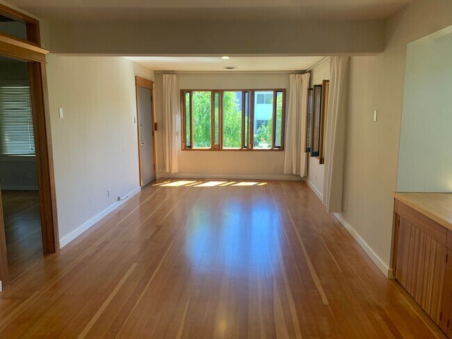 Foto del edificio - Stunning 2 Bedroom, 1 Bath Craftsman Front...