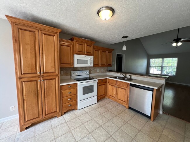Building Photo - Nice 3 BR 2 Bath on Gold Valley - Minutes ...