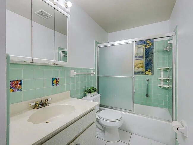 Building Photo - 1015 Royal Palm Dr