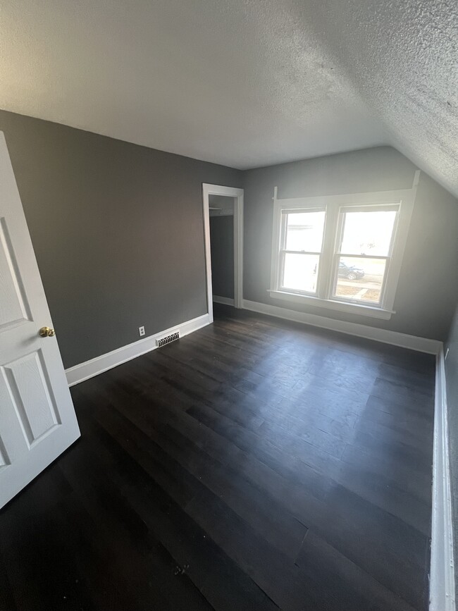 Building Photo - 644 Thomas Ave W