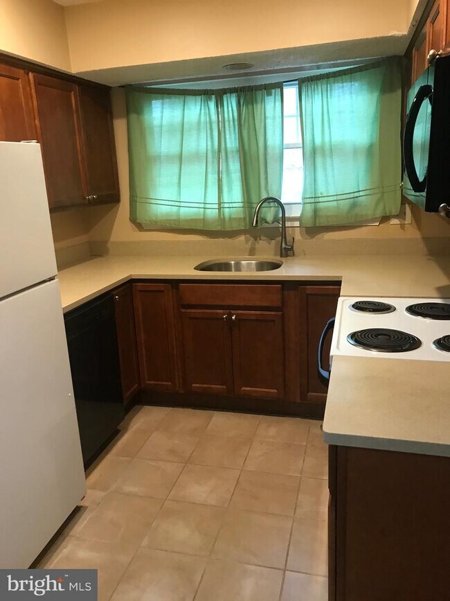 Building Photo - 12114 Greenway Ct