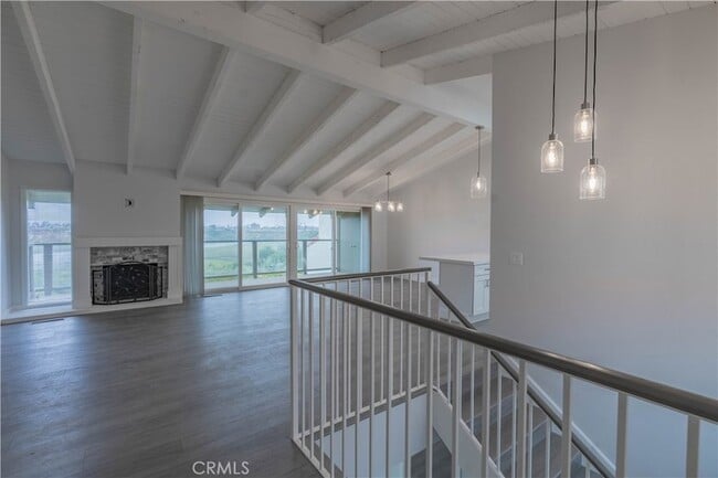 Building Photo - 633 Vista Bonita