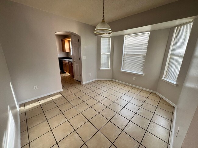 Foto del edificio - PRICED TO RENT QUICKLY !!