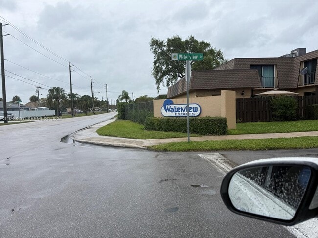 Foto del edificio - 1802 Waterview Cir