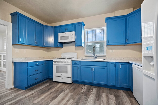 Building Photo - E Yandell