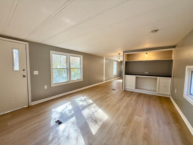 Foto del edificio - Spacious 2 bed, 1.5 bath Home FOR RENT in Commercial Twp $1400