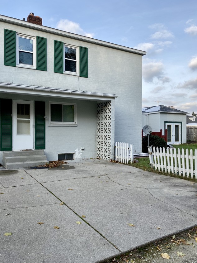 Primary Photo - 222 Parkhurst Ave