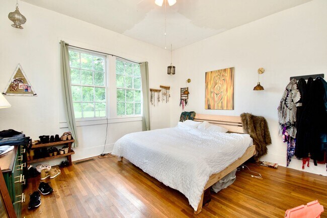 Foto del edificio - Charming 2-Bedroom Duplex in Prime Auburn ...