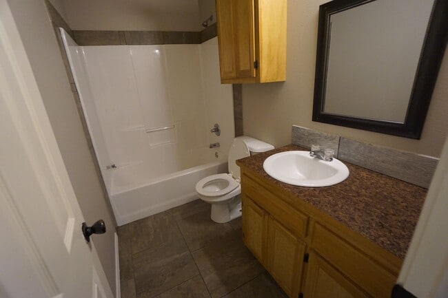 Building Photo - 2 bed, 1 bath Duplex