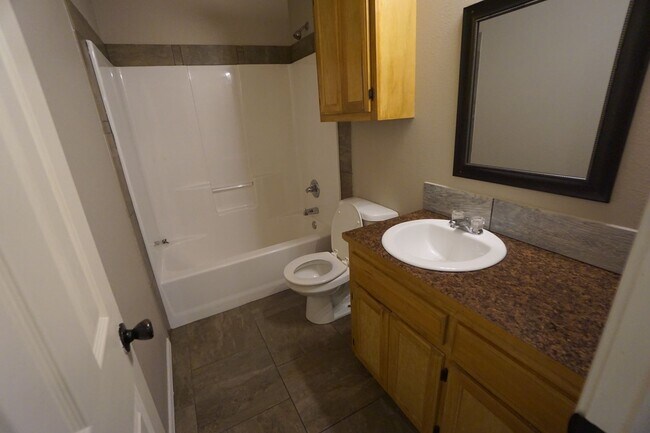 Foto del edificio - 2 bed, 1 bath Duplex