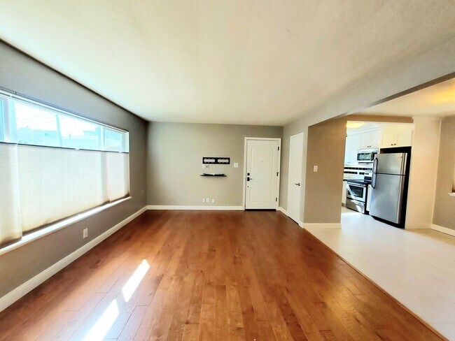 Foto del edificio - spacious 1 upgraded bedroom 1/2 block from...