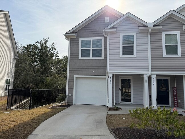 Building Photo - Charming 3BR Townhome in North Charleston