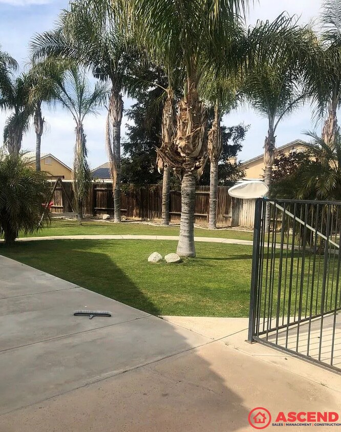 Foto del edificio - Stunning 3BD/2BA Home in Bakersfield's 93313 — Pool, 3-Car Garage, Gardener & Pool Service Included!