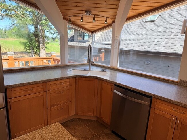 Building Photo - Spacious Home with Office, Studio, Workshop - Endless Possibilities!