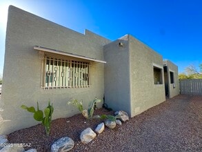 Building Photo - 3323 E Blacklidge Dr